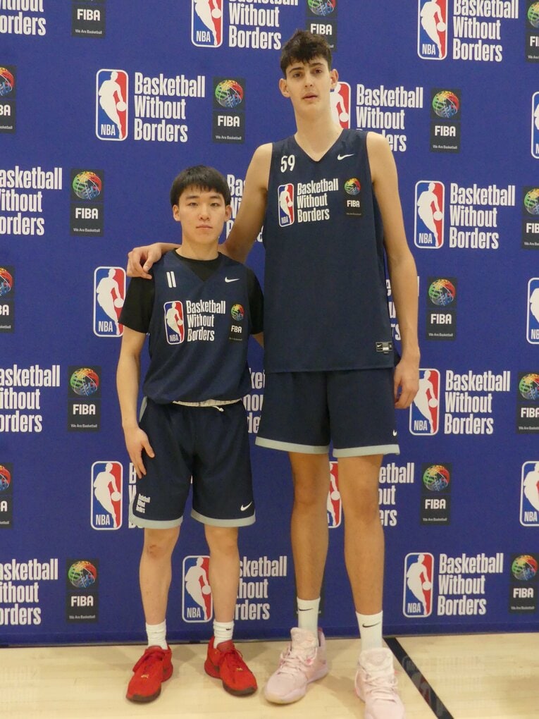 BWBグローバルキャンプに参加した選手の最長身はスペイン人の7フィート3インチ（約220cm）。5フィート9インチ（約175cm）岡田大河とはこんなに差があった　©︎Yoko Miyaji