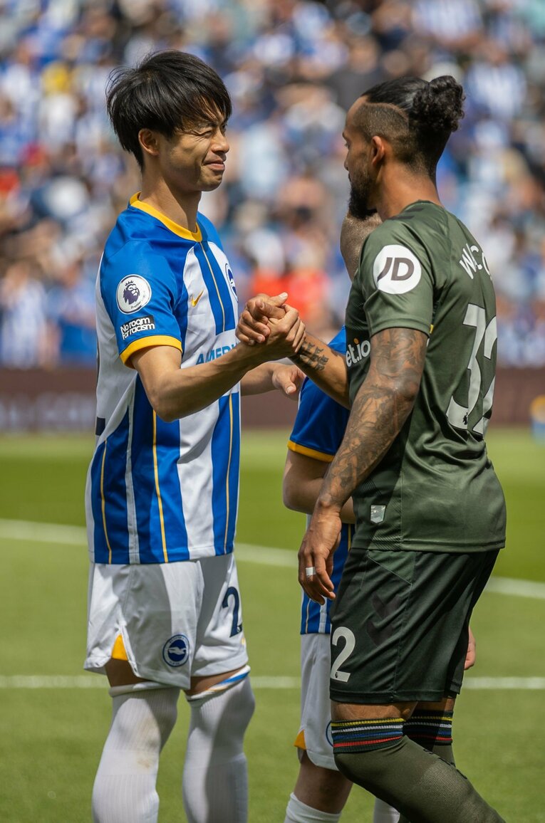 サウサンプトン戦の試合前。34歳になったセオ・ウォルコットと握手を交わし、笑顔の場面も　©AFLO