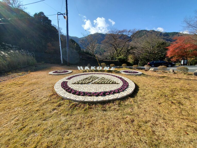大平台のヘアピンカーブに描かれた箱根町の町章　©Number Web