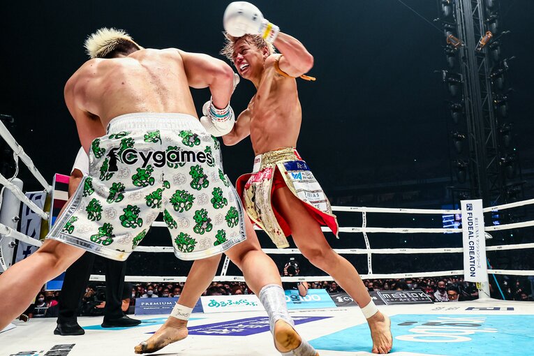 鬼気迫る表情で那須川天心を攻める武尊（3枚目／全3枚） ©THE MATCH 2022/Susumu Nagao