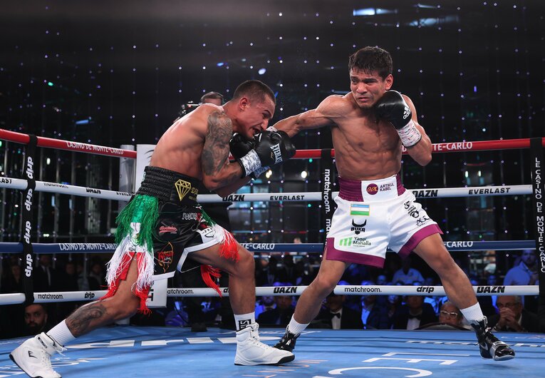 9月のアフマダリエフ（右）との戦いは果たして　©Getty Images