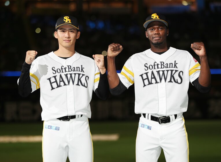 【イケメン選手もたくさん！】ソフトバンクの板東湧梧。右はモイネロ　©JIJI PRESS