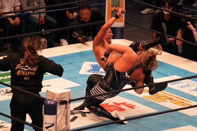 EVILに1発目のシャイニングウィザードを浴びせるSANADA。背中は上村優也