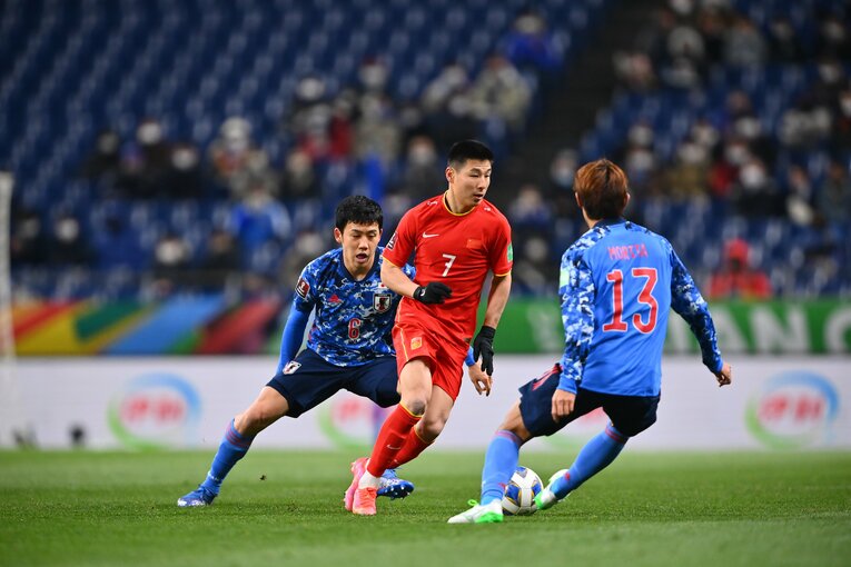中盤で中国の攻撃を封じ込めた遠藤（左）と守田（右）　©Takuya Kaneko/JMPA