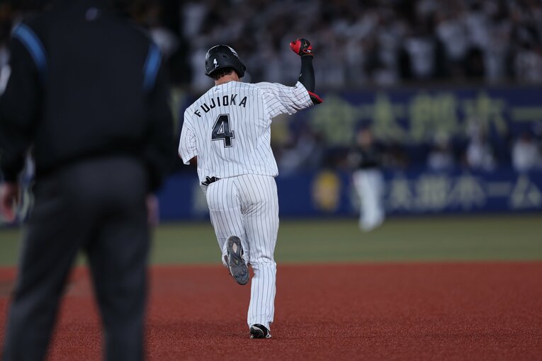 【幕張の奇跡プレイバック】大歓声の中、ダイヤモンドを一周する藤岡　©Chiba Lotte Marines