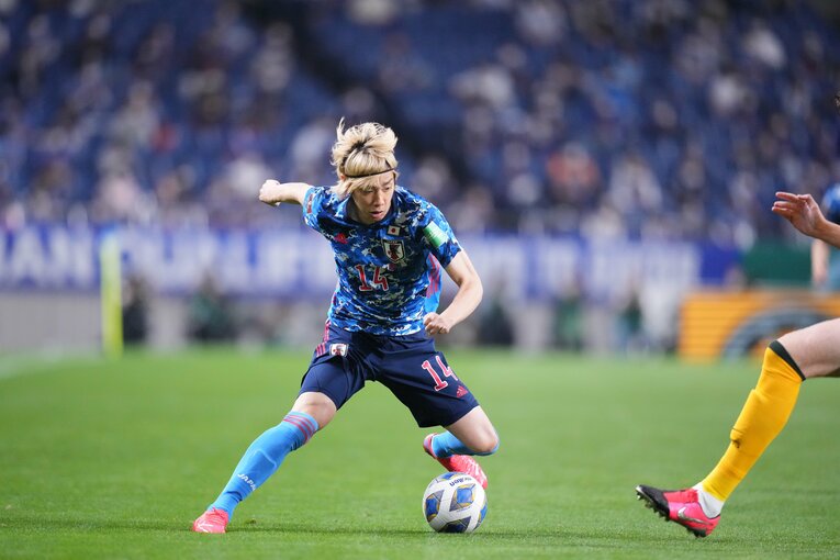 オーストラリア戦で突破を仕掛ける伊東純也　©JMPA