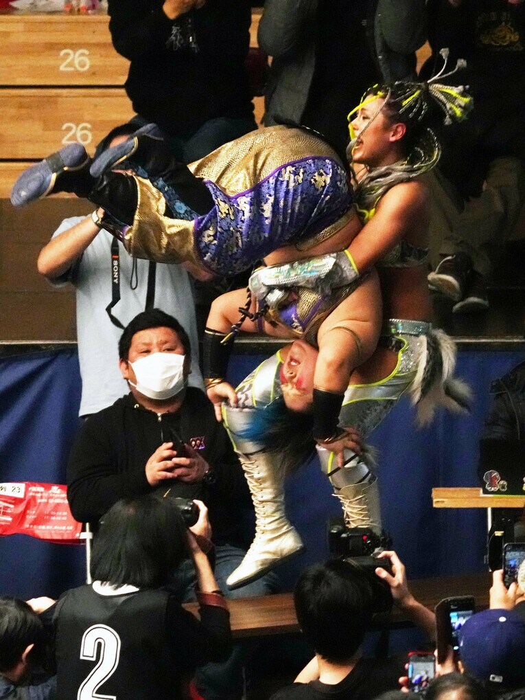 テーブル上でパイルドライバーを見せるジュリア　©Essei Hara