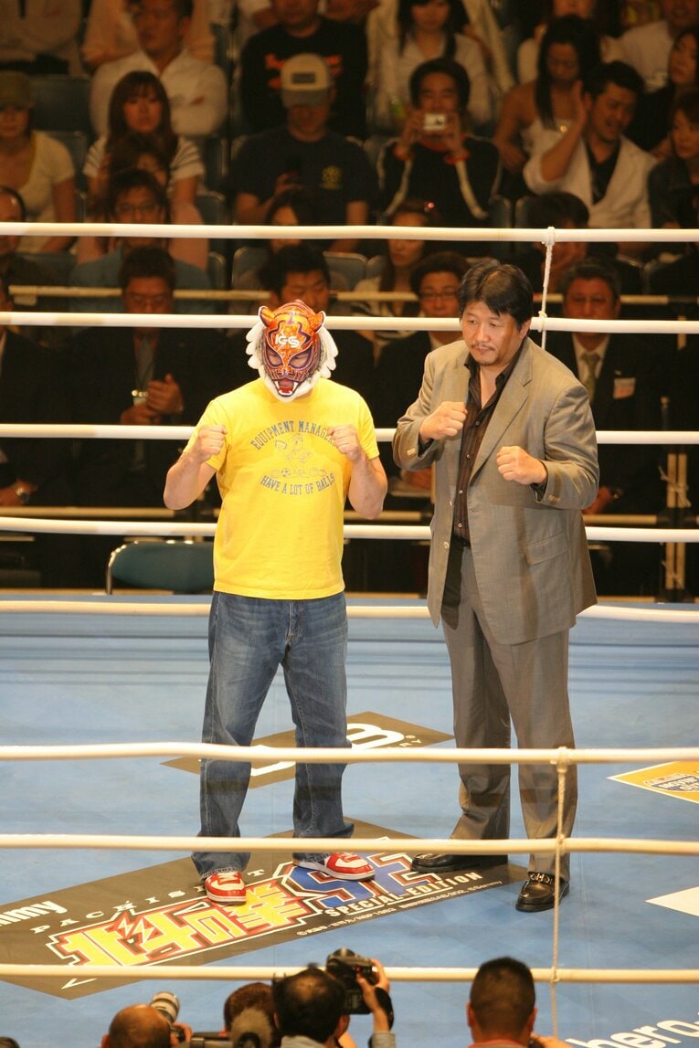タイガーマスク姿で前田日明と共にリングに上がった桜庭和志（2006年）　©Toshiya Kondo