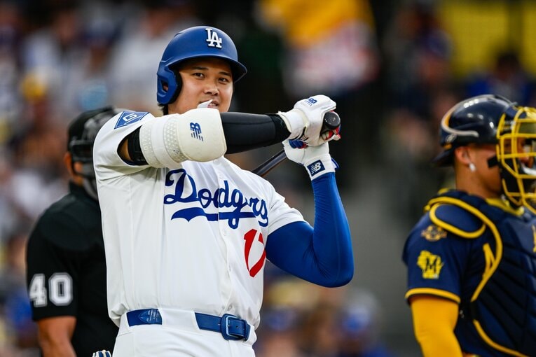 【Numberカメラマンが激写・大谷翔平の愛される日常2025年7月版：全100枚超】打席前にニコリ　©Nanae Suzuki