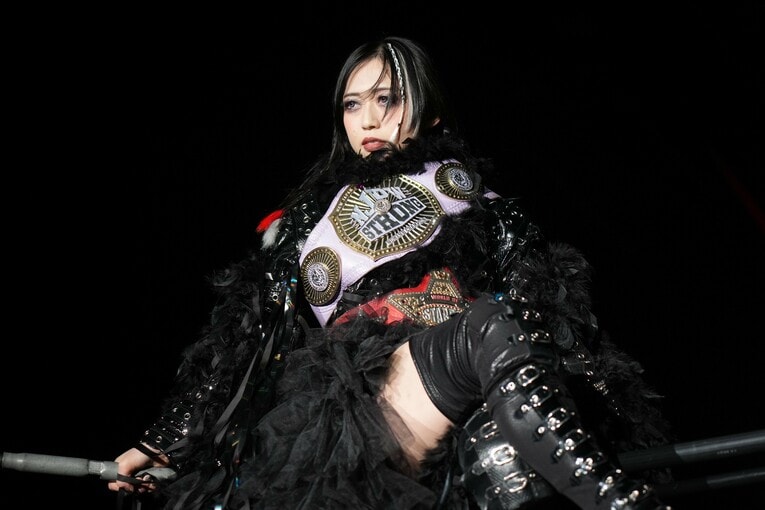 赤いベルトとSTRONG女子の二冠王者・上谷沙弥　©Essei Hara