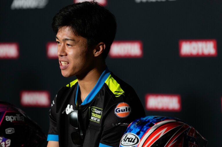 リラックスした表情で初日の記者会見に臨む小椋 ／ photograph by MotoGP.com