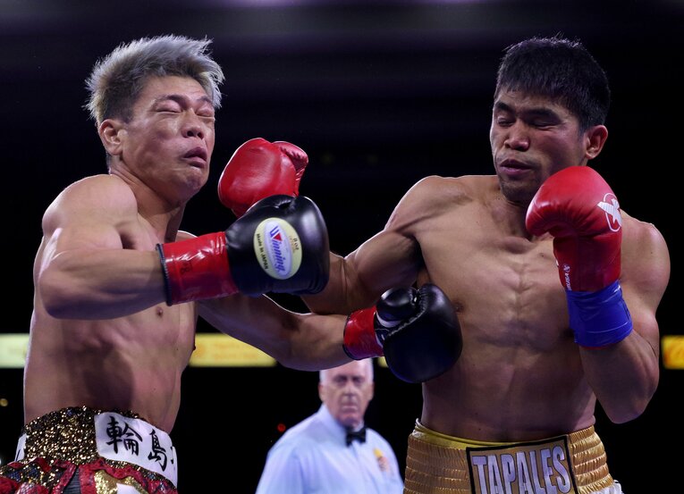 勅使河原の記憶を飛ばしたタパレスの右フック　©Getty Images