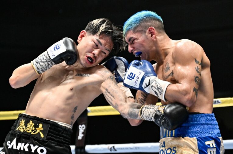 7月7日、フェルナンド・マルティネスとの統一戦に敗れ王座を失った井岡一翔。ボディでダメージを与えるもタフな相手を崩し切ることはできなかった ／ photograph by Hiroaki Yamaguchi