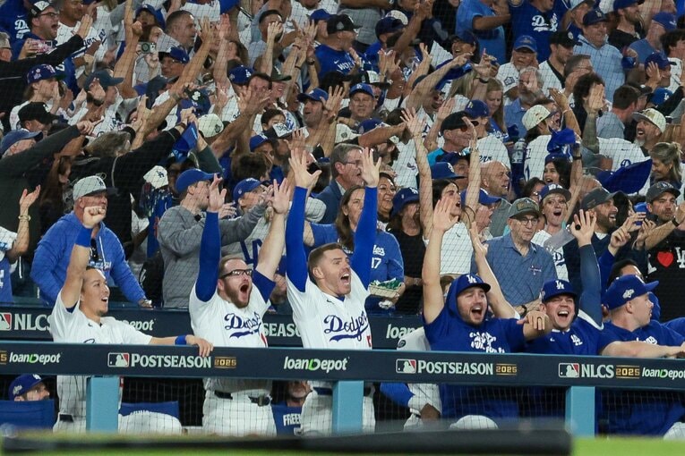 【大谷翔平、衝撃の二刀流DAY】大谷の場外弾に思わずマンシーもフリーマンもバンザーイ…写真はまだまだ続きます　©Getty Images