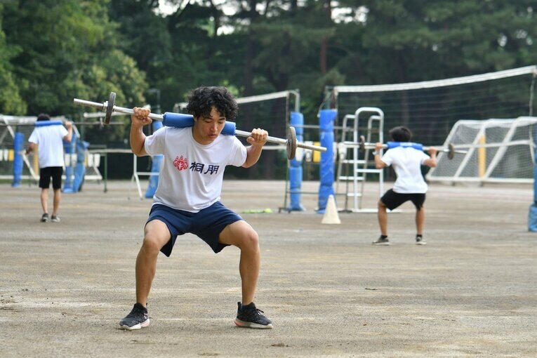 トレーニングに励む現在の桐朋中高陸上部のメンバーたち　©Hideki Sugiyama