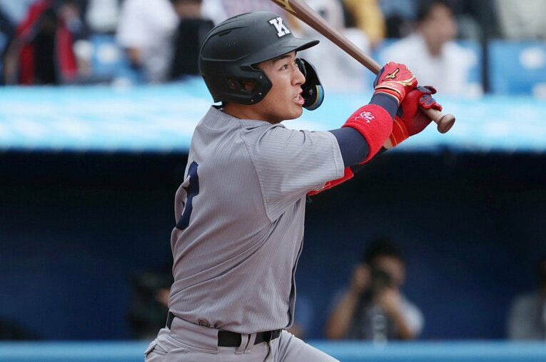 春季6大学リーグでベストナインに選ばれた慶大4年の清原正吾。往年の名選手・和博さんを父に持つサラブレッドのドラフト指名はあるのだろうか ／ photograph by JIJI PRESS