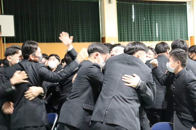 部員たちが抱き合う姿も　©️Genki Taguchi