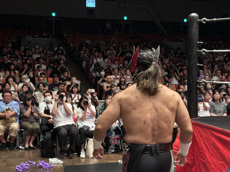 スワイプすると「エル・デスペラードvs葛西純」など激闘写真をご覧になれます　©Norihiro Hashimoto