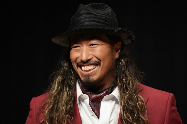 記者会見で不敵な笑みを浮かべる辻陽太