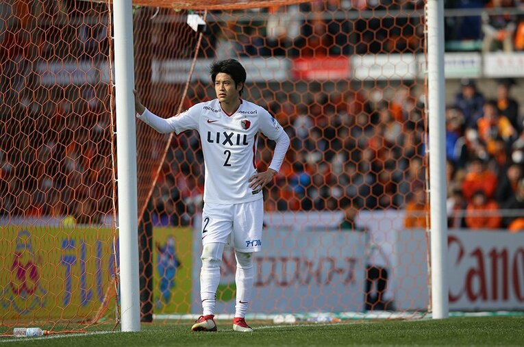 「僕のすきなところ」と語った鹿島アントラーズのユニフォームは、内田篤人に早くもなじんでいる。 ／ photograph by J.LEAGUE PHOTOS