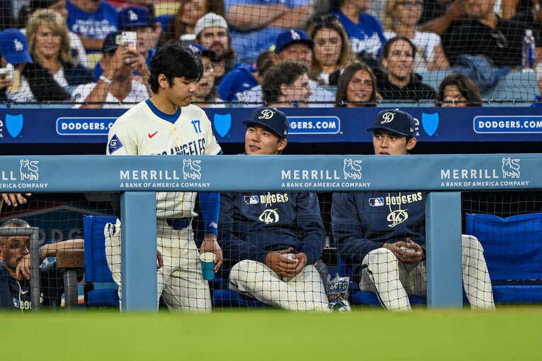 【Numberカメラマンが激写…由伸＆朗希と仲良しベンチトーク。全5枚中の1枚目】写真はまだまだ続きます　©Nanae Suzuki