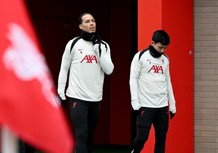 ともにリバプールでプレーするファンダイクと遠藤航　©Getty Images