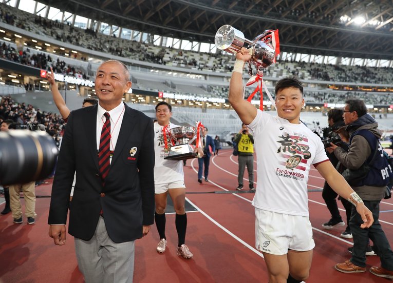 大学日本一に輝き、主将の齋藤（現・サントリー）らとスタジアムを歩く相良監督　©︎Sankei Shimbun