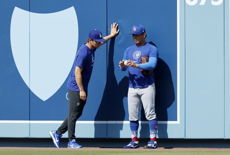 カブス戦前、今永と“球種談義”する山本　©Getty Images
