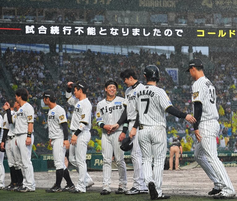 5月3日、今季初スタメンで才木浩人の完封勝利を導き、握手を交わした梅野　©Sankei Shimbun