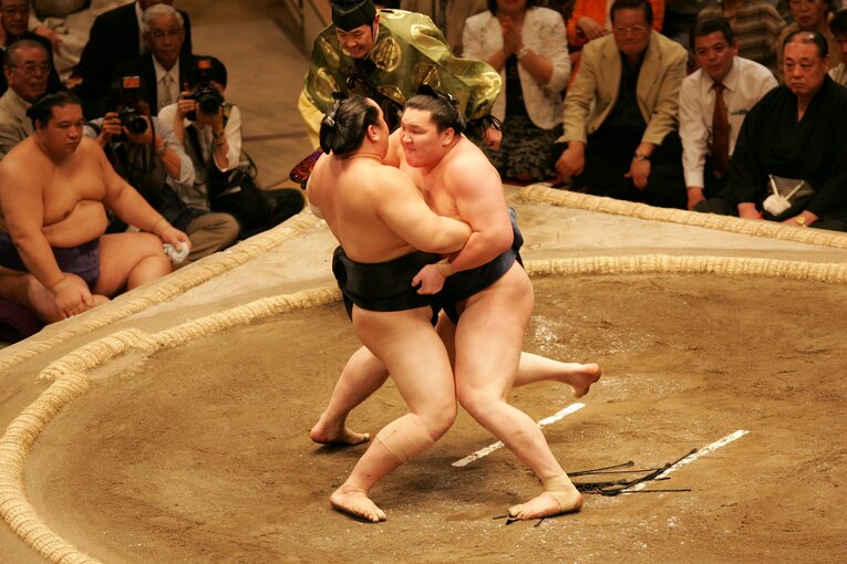 朝青龍－白鵬の取組　©BUNGEISHUNJU