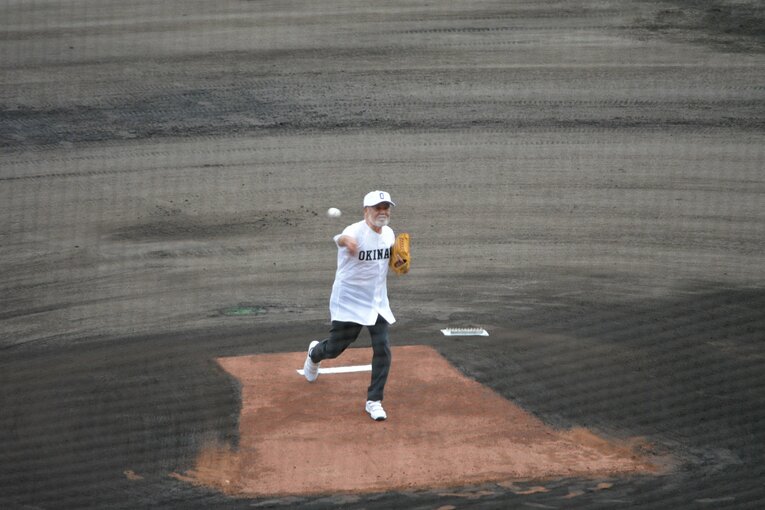 始球式に登場した沖縄尚学OBの安仁屋宗八（81歳） ©Takarin Matsunaga