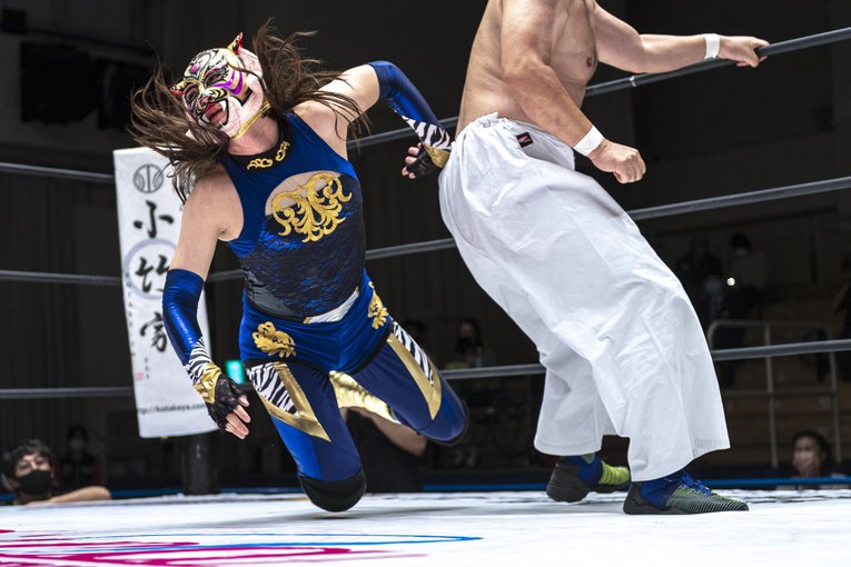 越中のヒップアタックを食らうタイガー・クイーン