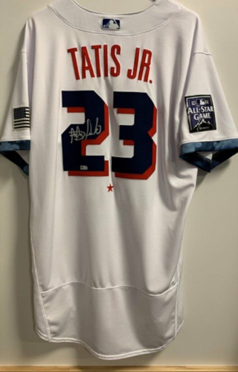 タティスJrのサイン入りユニフォーム©MLB Auction