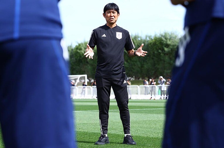 アジアカップ期間のトレーニング中、選手に向けて話す森保一監督 ／ photograph by JFA/AFLO