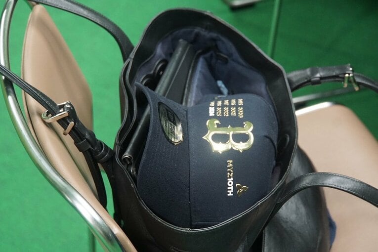 須江監督がカバンに入れていたオリックスの帽子　©Kei Nakamura