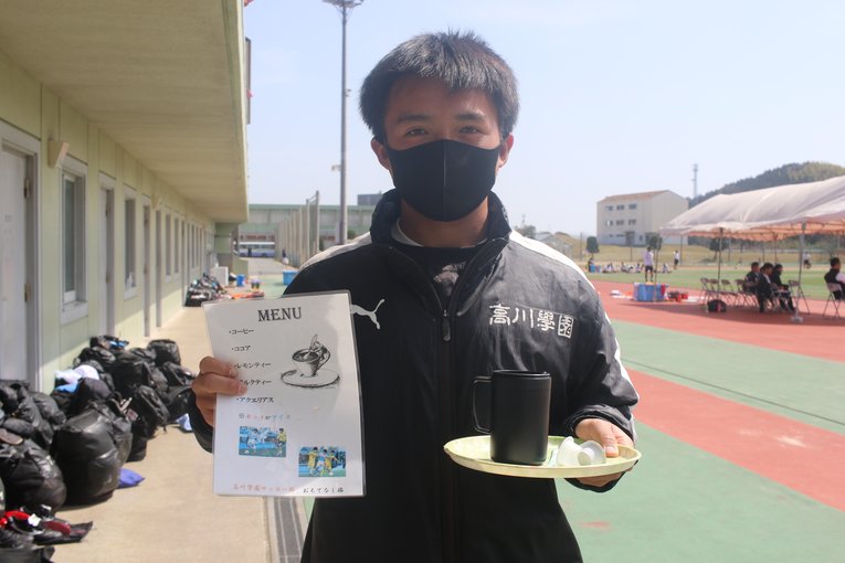 2021年の春に取材に訪れた際、「おもてなし部」がカフェメニューを手に出迎える　©︎Takahito Ando