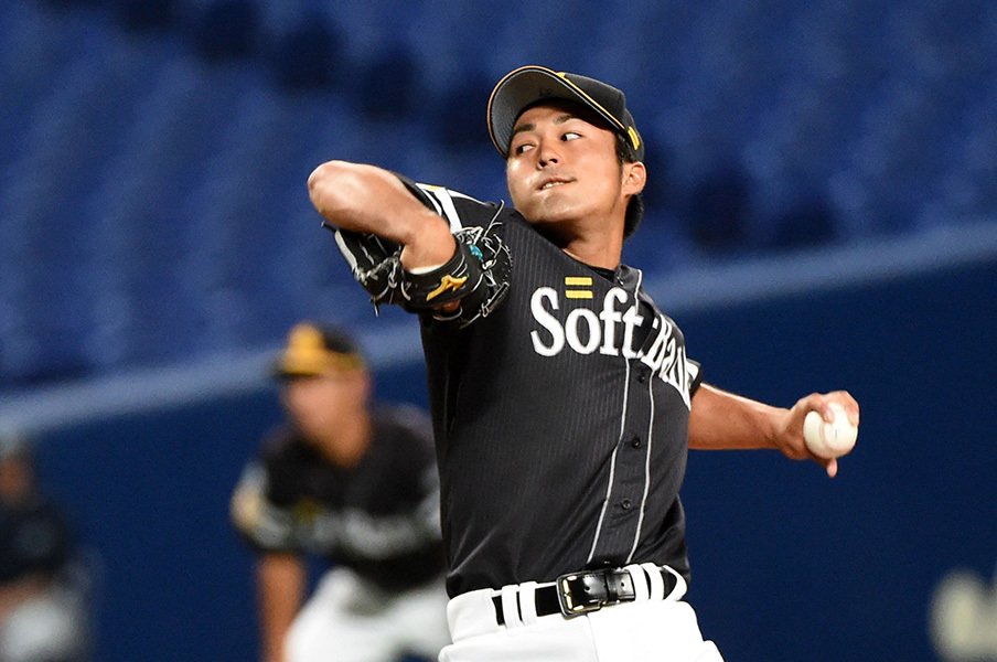 島袋洋奨の3年目は窮地か、転機か。甲子園で輝いたスライダーを再び。<Number Web> photograph by NIKKAN SPORTS