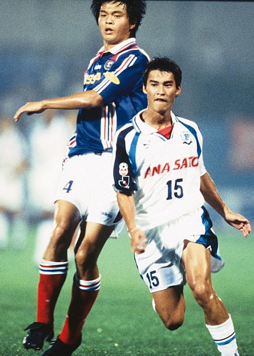 ともにプロ3年目、'97年の横浜ダービーでマッチアップしたマリノスの松田（左）とフリューゲルスの吉田