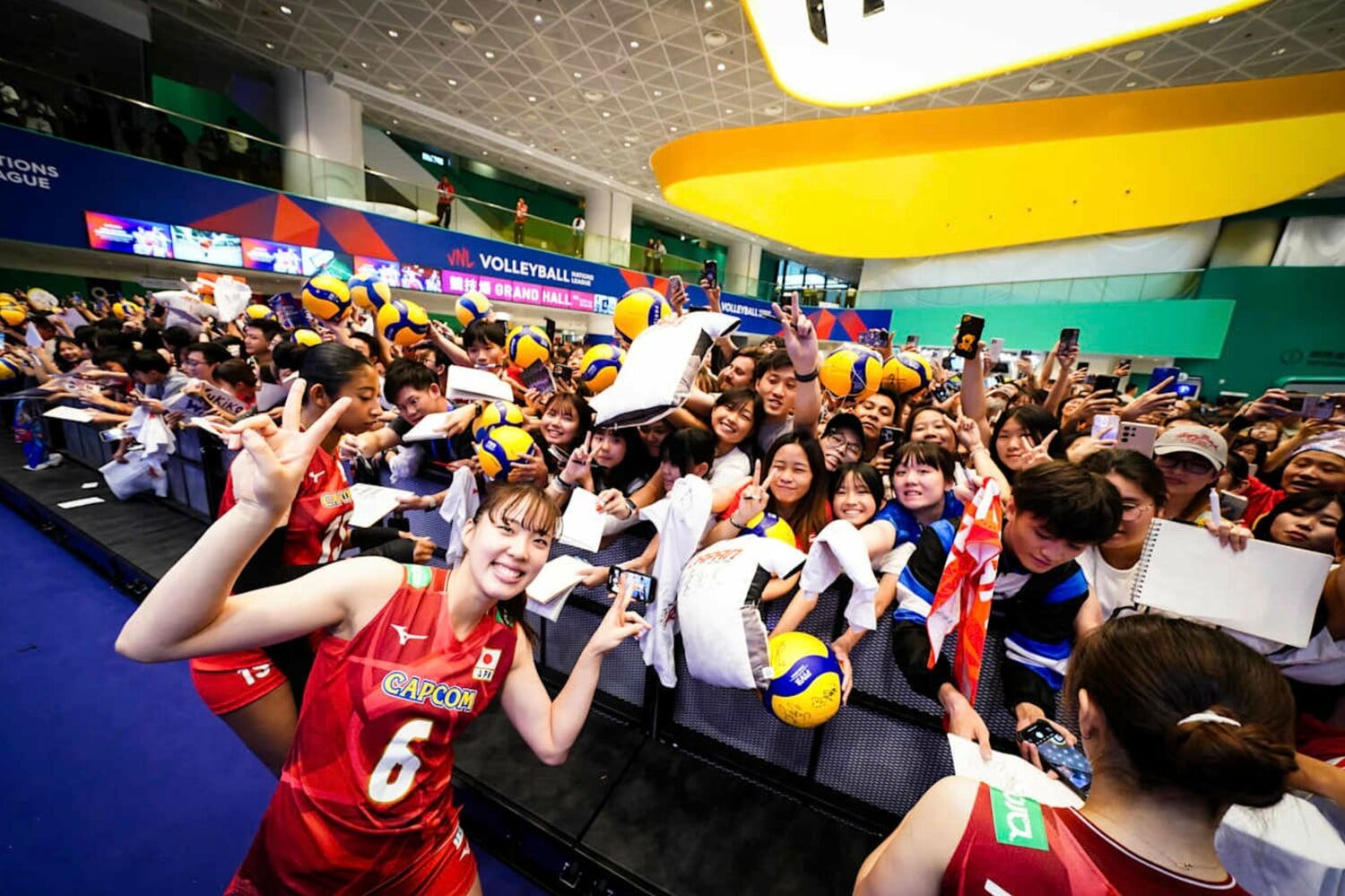 2025年ネーションズリーグの香港ラウンドでファン対応する関菜々巳　©︎Volleyball World