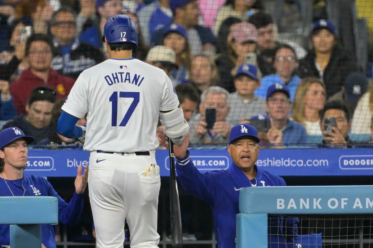 4月16日のナショナルズ戦、初球打ちで凡退した大谷翔平に声をかけるロバーツ監督 ©Getty Images