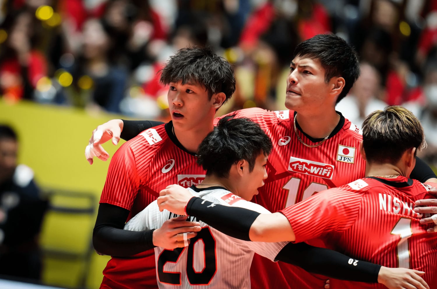 コートの外でもチームを支えた高橋健太郎（右）　©︎FIVB