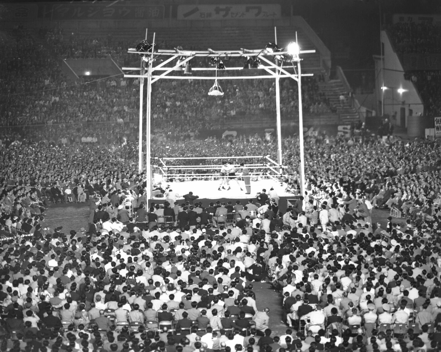 後楽園球場特設リングでのボクシングの試合（写真は1952年白井義男vsダド・マリノの世界フライ級タイトルマッチ）　©KYODO