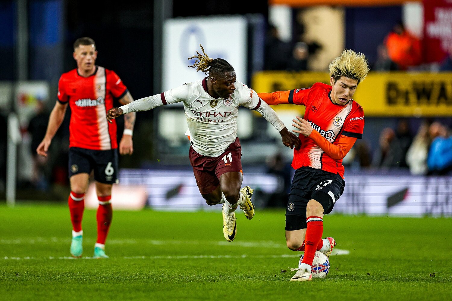 2月27日のFA杯マンチェスター・シティ戦でデビューした橋岡大樹（24歳）。ドリブラー、ジェレミー・ドクとマッチアップし、ボールを奪う場面も【1枚目／全2枚】　©AFLO