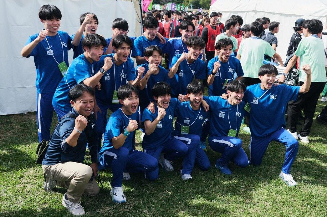 今年10月の箱根駅伝予選会で7位となり、箱根駅伝出場を喜ぶ神奈川大学の面々　©Yuki Suenaga