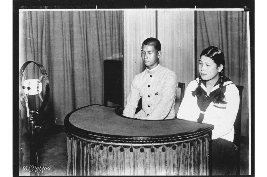 前畑秀子（右）©BUNGEISHUNJU