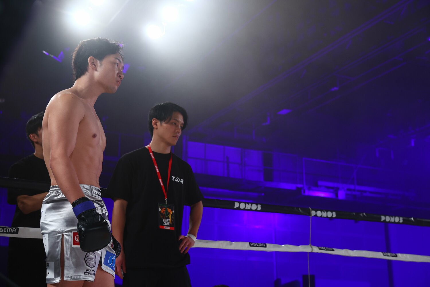 MMAのものより「アンコ」の部分が厚いオープンフィンガーグローブを装着した朝倉未来　©RISE CREATION