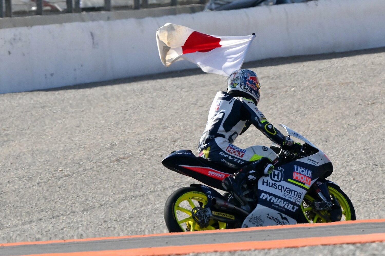 Moto3最後のレースのウイニングランで、佐々木は見事に日章旗をはためかせた　©Satoshi Endo