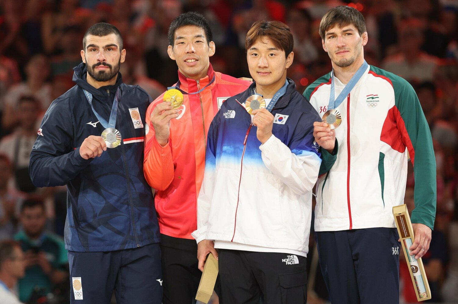 表彰台でも一歩下がって控えめ（？）な金メダリスト・永瀬　©JMPA