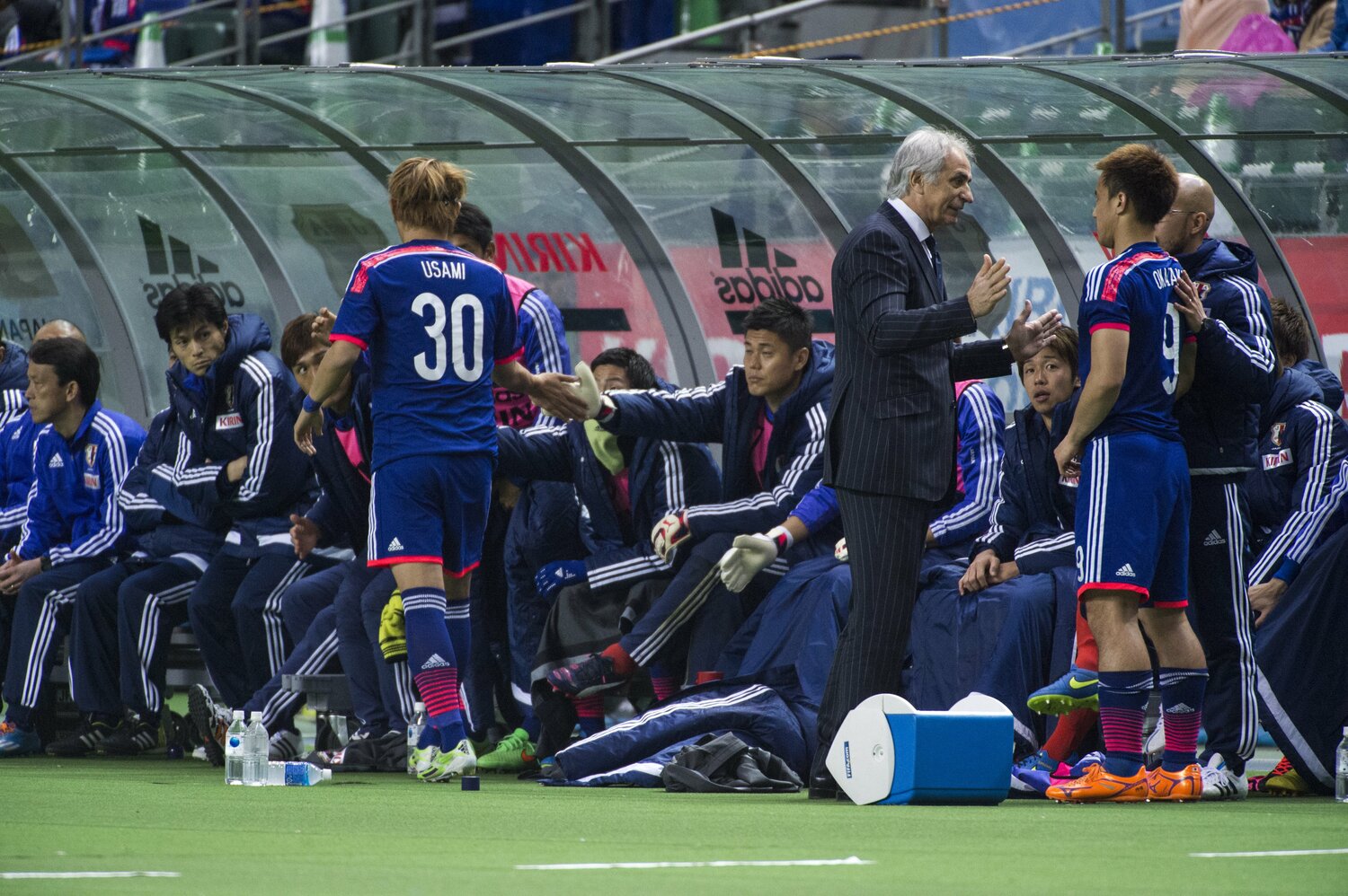 ヴァイッド・ハリルホジッチ監督と岡崎慎司（2015年）©Takuya Sugiyama