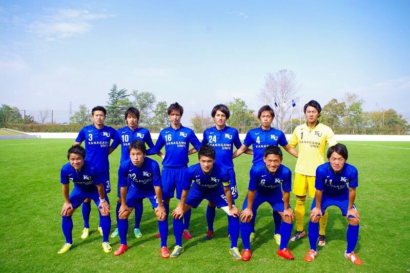 後列左から2番目、10番が伊東。伊東の左は高木利弥(3番、現・愛媛FC) ©KUFC